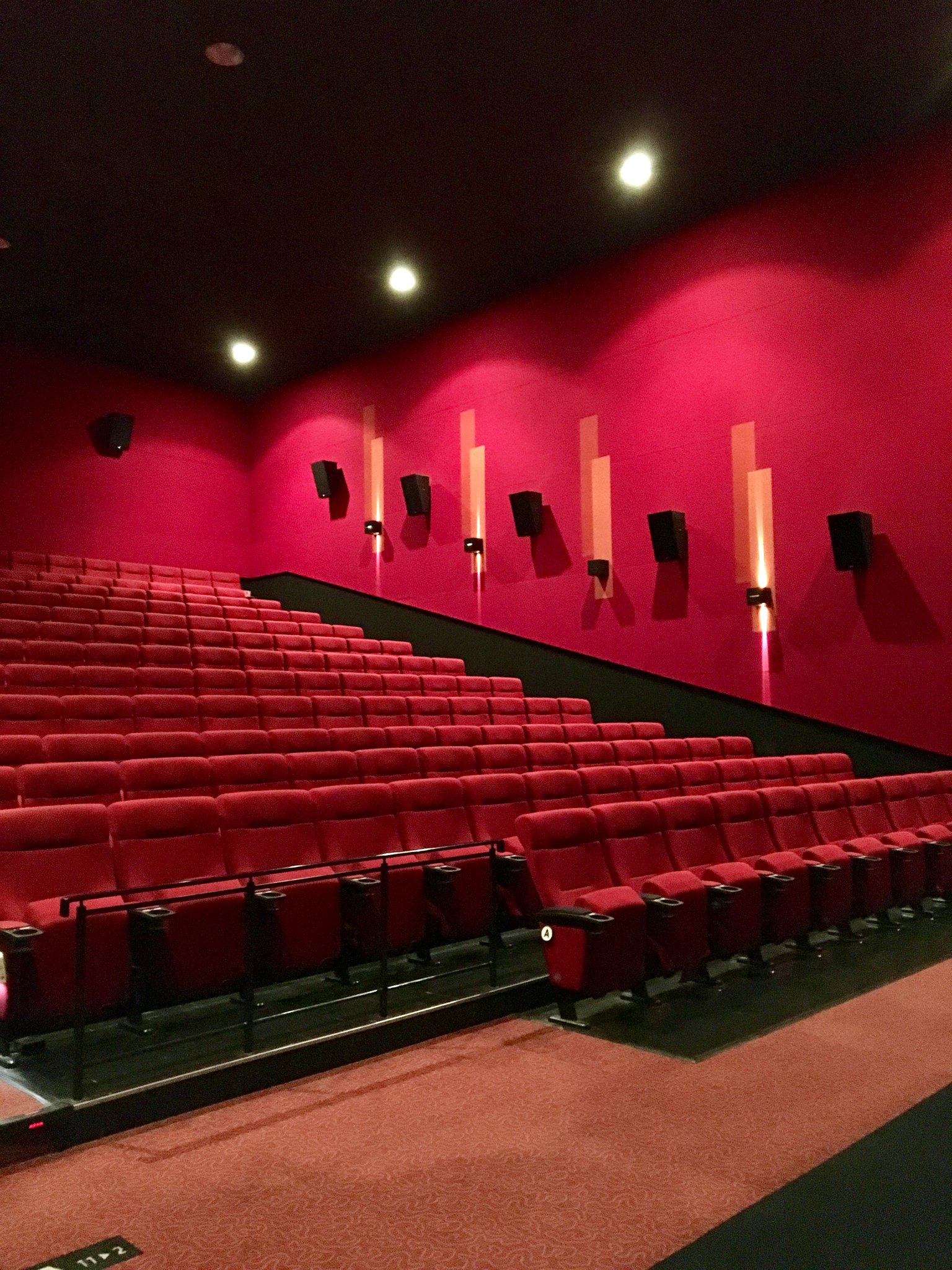 たたた Tohoシネマズららぽーと横浜 7番 21時過ぎレイトショー 180人の中箱 人弱くらい 7人の会話 乙葉のキーボード そして合唱が綺麗に聞こえるグッドバランス 心に響く ラスト9 14で確定 ラストまで中箱