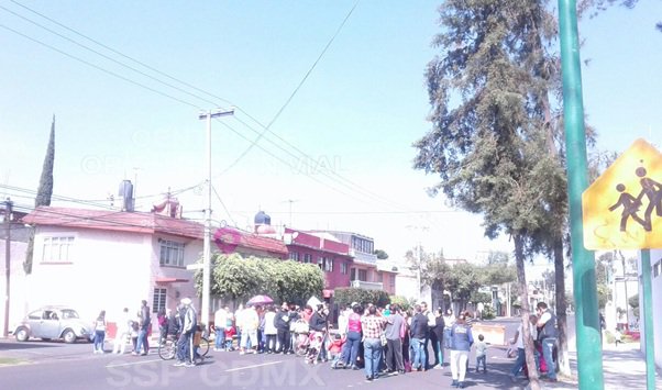 OVIALCDMX's tweet photo. #PrecauciónVial continúa cerrada la circulación en #Av508 a la altura de Av. 503, por manifestantes. #AlternativaVial Av. 510. https://t.co/WqLsfFbizb