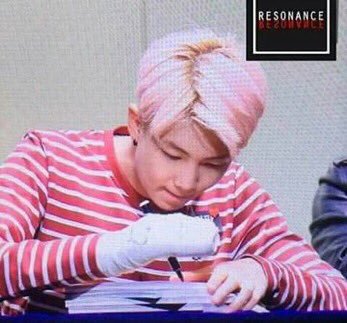 rapmonupdates's tweet photo. remember when namjoon was injured but he still tired to signed the album for fans #HappyNamjoonDay #HAPPYRMDAY https://t.co/CSCf9KsdeC