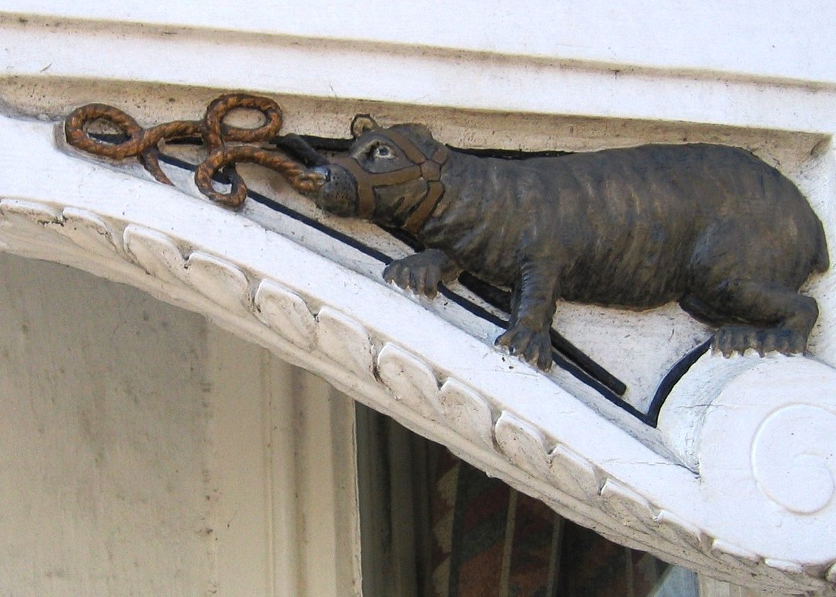 Colyton #Devon once imp't for agriculture &amp; industry. Church w C10 cross. Oak bark tannery still running on Roman site. Former Old Bear Inn.