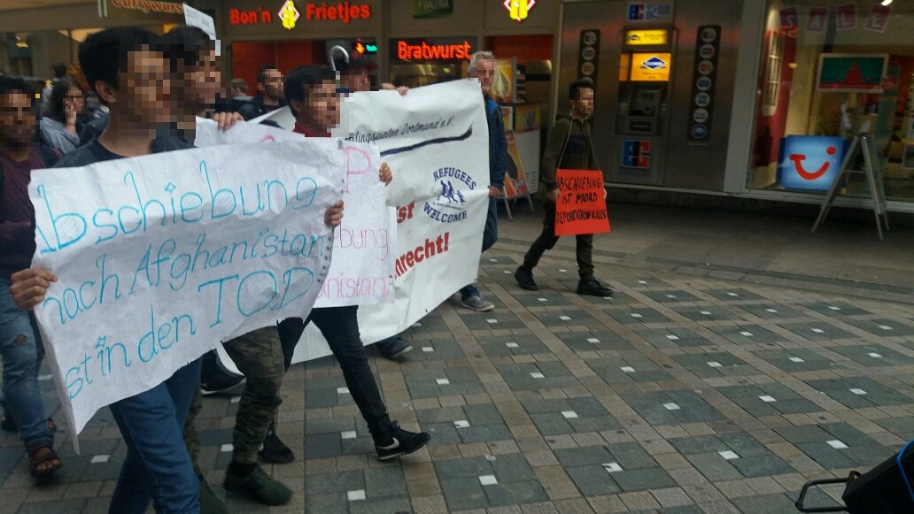 afa170's tweet photo. Die Demo gegen Abschiebung nach #Afghanistan läuft auf dem Westenhellweg #do1109 #w2do #Refugeeswelcome https://t.co/P5AUntfyFI