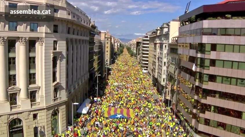 AlbanoDante76's tweet photo. Puedes estar de acuerdo o no con los miles que se manifiestan en la #Diada2017... pero lo que está claro es que HAY QUE ESCUCHARLOS. #11STV3 https://t.co/iFAaUVNSXy