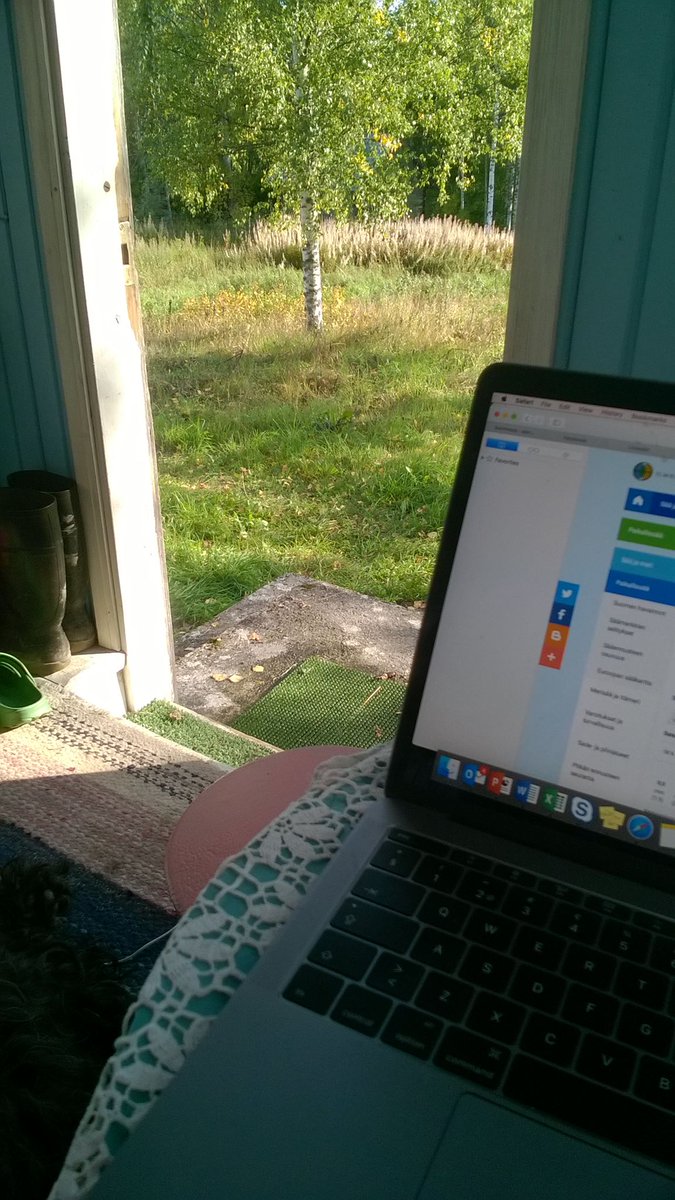 paraplyy's tweet photo. Joskus voi tinkiä fyysisestä #ergonomia'sta henkisen hyväksi.Sielu lepää ja aivot saavat ravintoa luonnosta.#luonto #etätyö #veranta #maalla https://t.co/8OR1IoVBhW