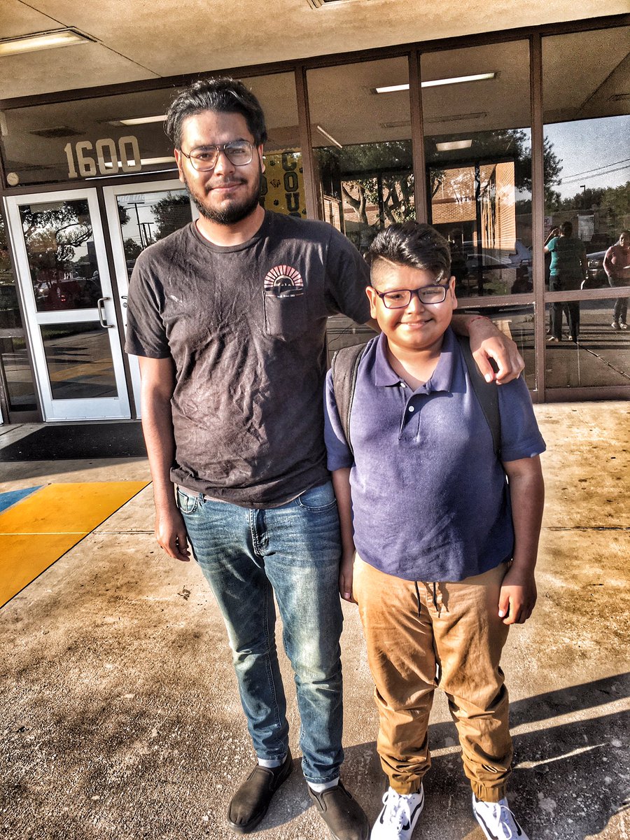 1CherishRush's tweet photo. We're excited for our First Day of School @WSHollandMS ... #firstdayofschool #holland #litforlearning #kidsdesereveit https://t.co/U7rGYVMMZU