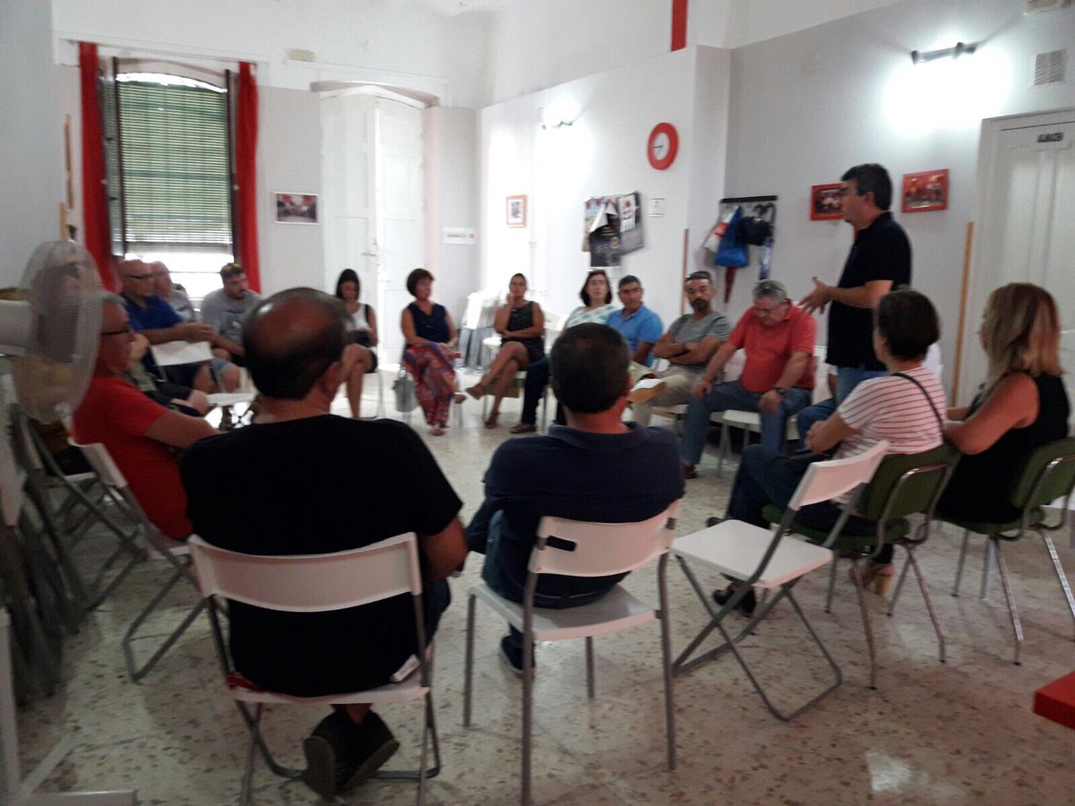 ConstruyePsoe's tweet photo. Militantes del @PSOESanJuan1 con el compañero candidato @JosMartnGmez https://t.co/qgdlhUclVp