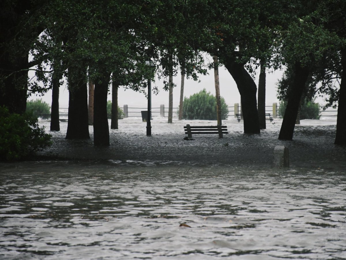 JTBramblett's tweet photo. White Point Gardens is underwater. #hurricaneirma2017 #flood #surge #chs #chsnews #chswx https://t.co/V7Zt4DZzQ1