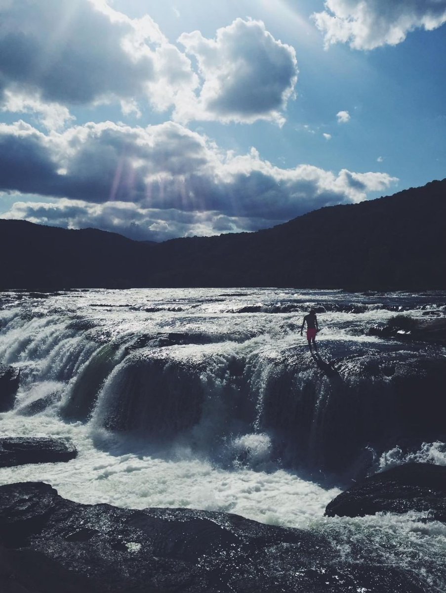 Sandstone Falls is the largest waterfall on the New River. 💧

📷: [IG] lydia.lavender