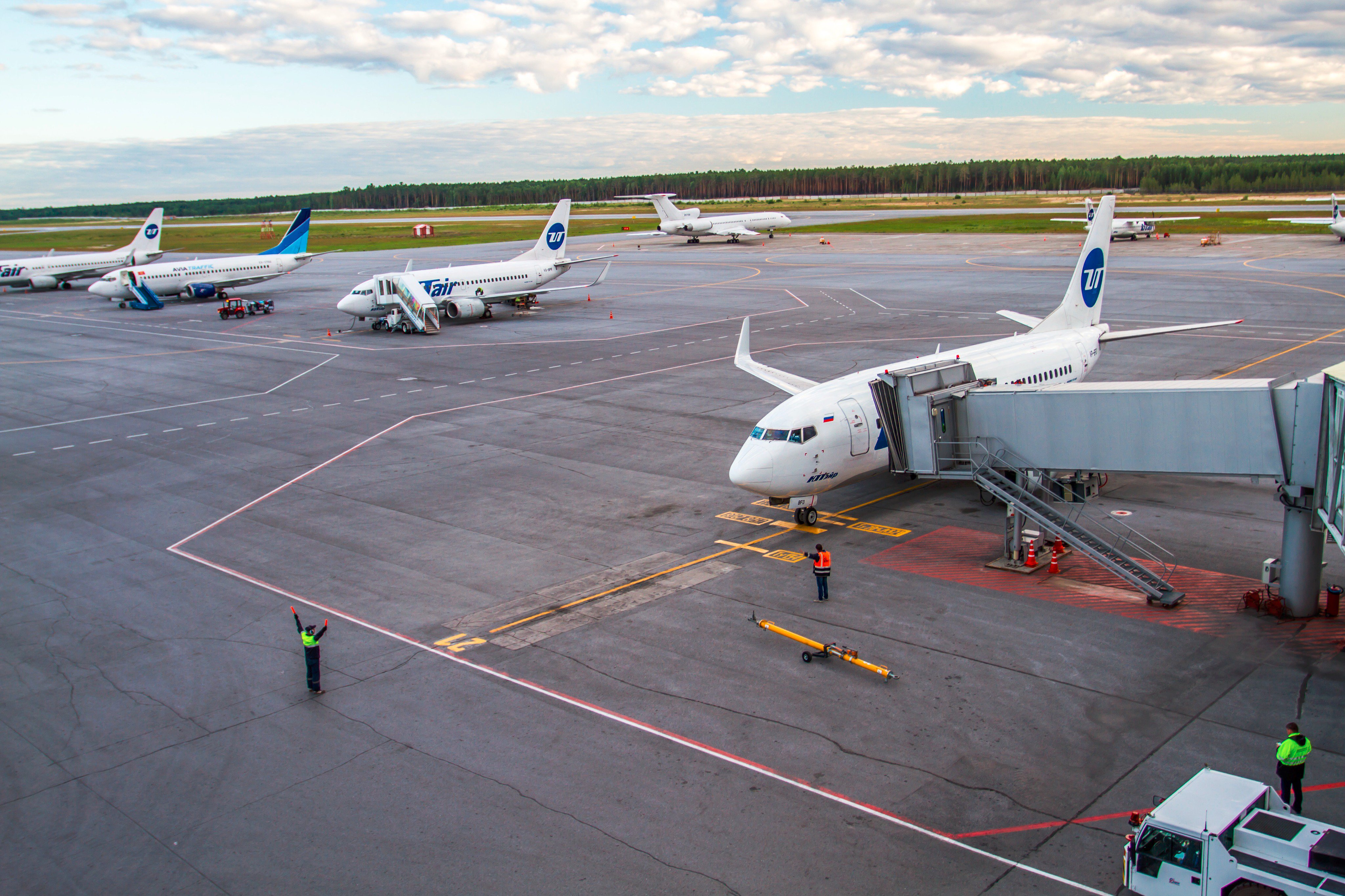 Аэропорт сургут зима. Аэропорт сургут самолеты. Площадь у аэропорта в сургуте. Сургут самолеты сегодня. Сургут самолеты сегодня.