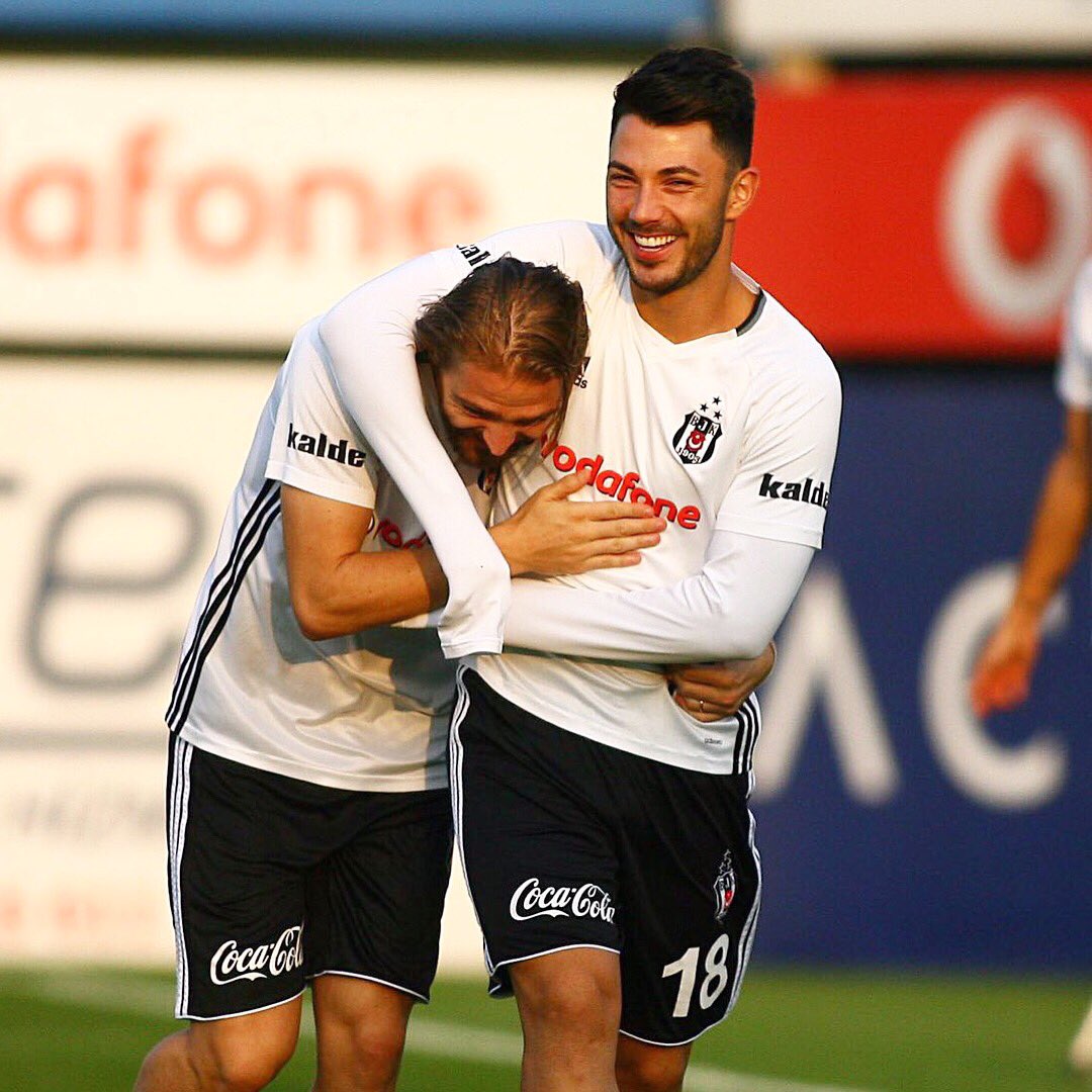 Besiktas's tweet photo. Bir gülüşümüz var... 😎
#Beşiktaş https://t.co/4FK6kNcyuG