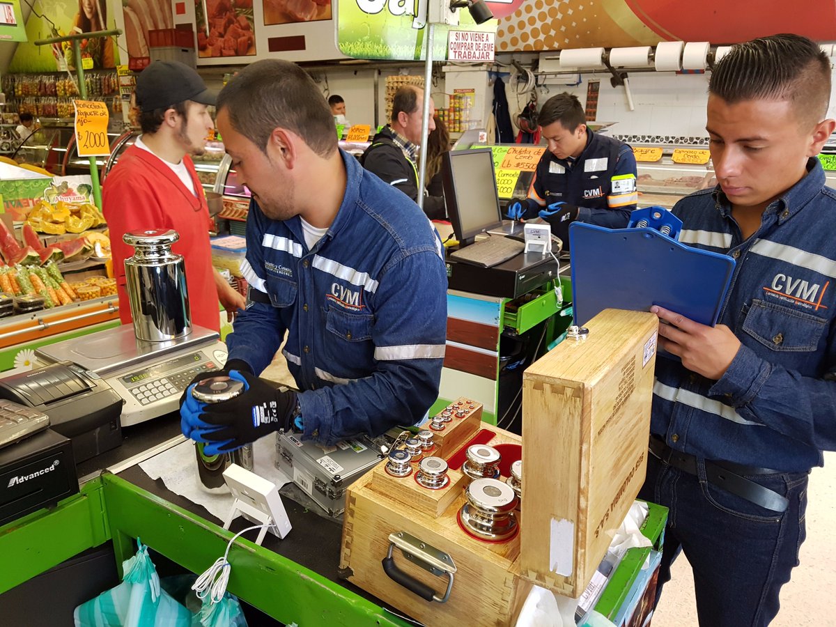 ConsorcioCVM's tweet photo. CVM realizando ensayos de verificación de instrumentos de pesaje en un fruver de la ciudad de Bogotá. @sicsuper https://t.co/Aorx1LEZDB