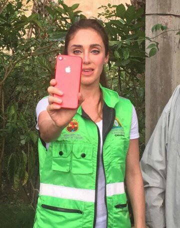YucaEnLaRED's tweet photo. #LadysLords
Y LLEGÓ #LadySelfie... 
👰💅📷
_ La flamante esposa del Gobernador de #Chiapas, Anahí tomándose un #selfie en medio de la tragedia. https://t.co/1gUU6XNjdV
