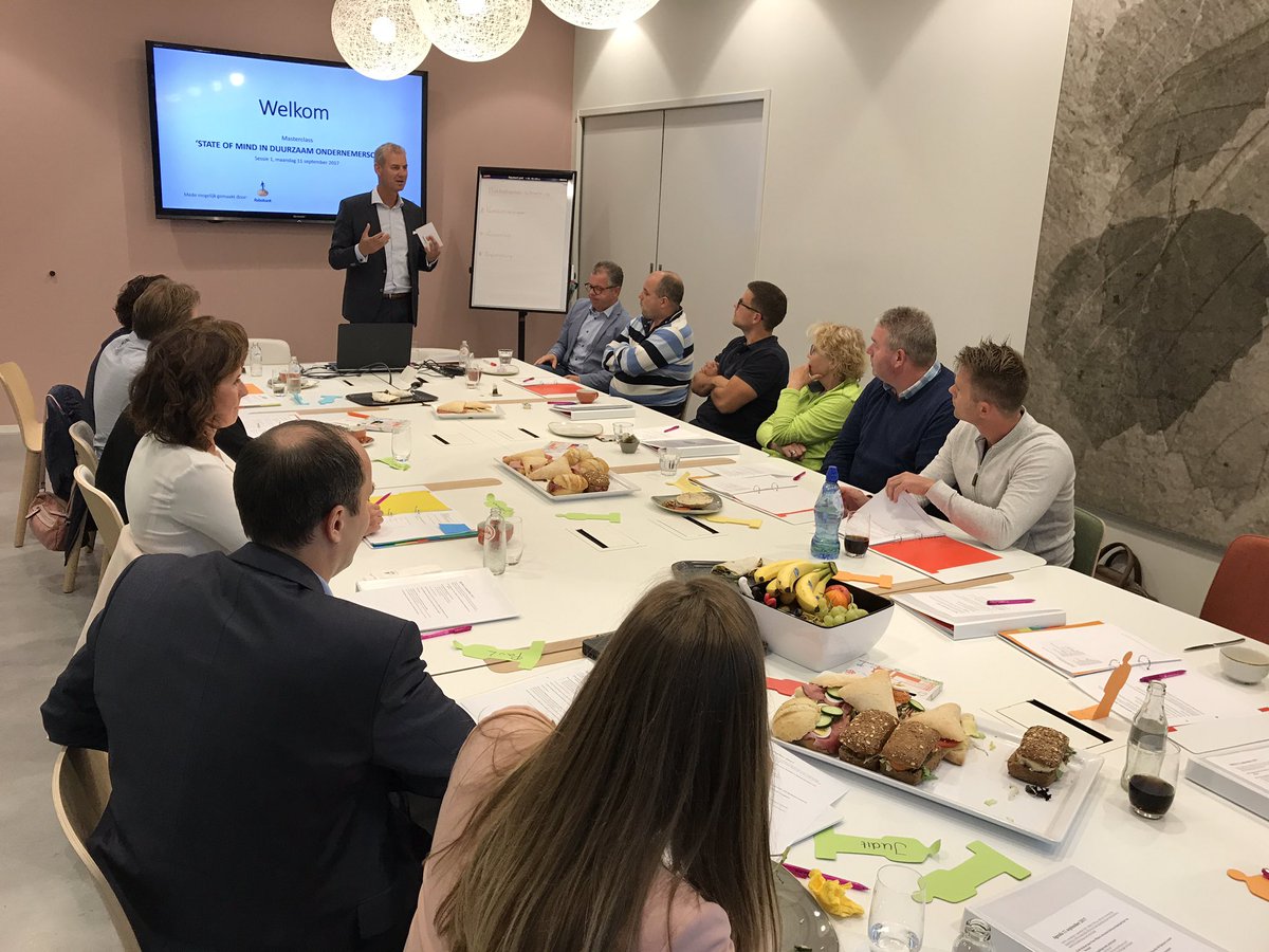 SOOH_nu's tweet photo. @VvanRijsewijk en @FLatijnhouwers maakten vanavond start met masterclass voor ondernemers. Ism @peterjmikkers en @RaboHvB. Mooie groep! https://t.co/YkNSav76Ye