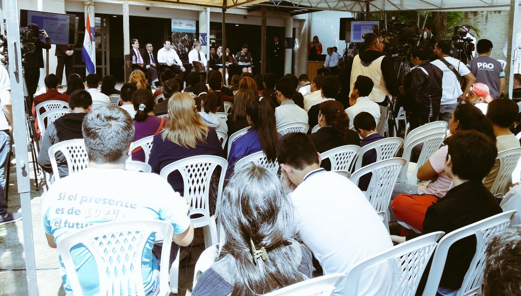 MEF_Paraguay's tweet photo. [AHORA] Ministros @lea_g_d y @Riera2013, junto con otras autoridades de #Hacienda y @MECpy se reúnen con estudiantes de @FENAESPY y @mte_py https://t.co/rrFxdqobpZ