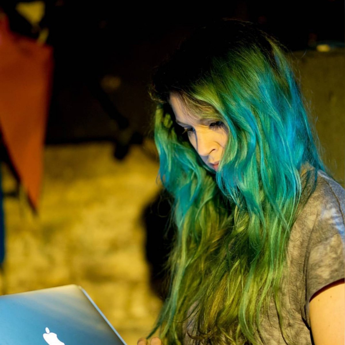 AntoniaRForster's tweet photo. Thanks @steve_x for the photo! Checking my slides before @ScienceShowoff- thanks to everyone that came! 😘 #scienceshowoff #scicomm #comedy https://t.co/WFxfsM6Cwr