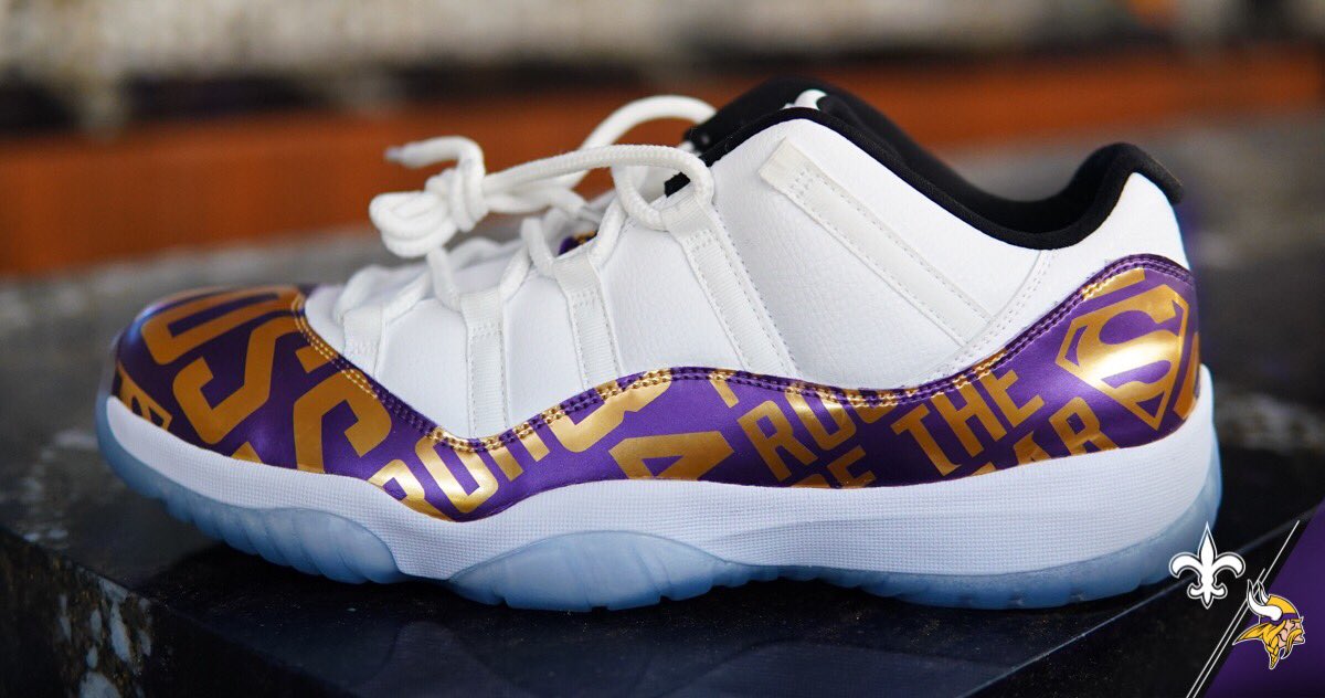 Custom kicks for <a href="/RandyMoss/">Randy Moss</a> 🔥🔥