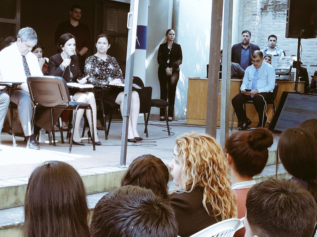 MEF_Paraguay's tweet photo. 📸Ministra @lea_g_d detalla a #estudiantes de @FENAESPY y @mte_py los componentes para el sector educativo incluidos dentro del #Presupuesto https://t.co/nIzVIYPBdf