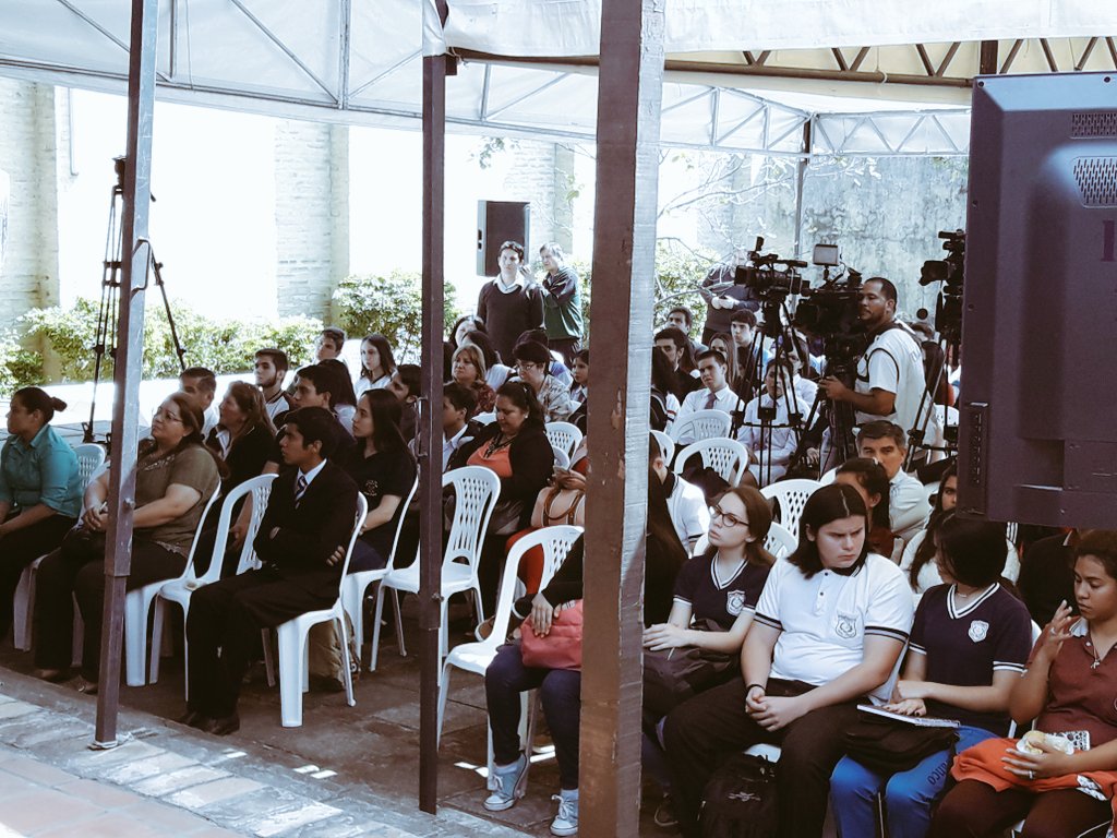 MEF_Paraguay's tweet photo. 📸Ministra @lea_g_d detalla a #estudiantes de @FENAESPY y @mte_py los componentes para el sector educativo incluidos dentro del #Presupuesto https://t.co/nIzVIYPBdf