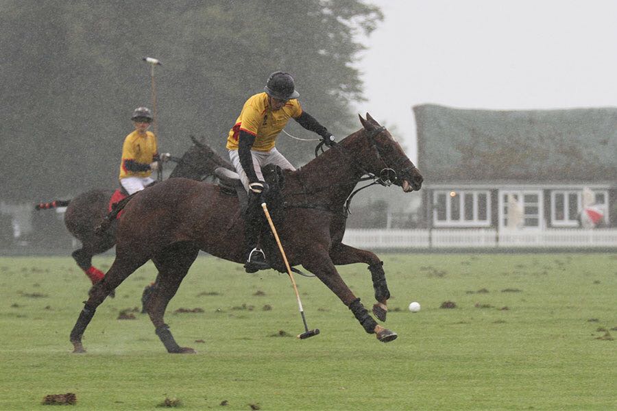Pololine's tweet photo. #picoftheday I: #TomBeim under the rain @ Cheltenham Cup Final @CirencesterPolo #Foxcote vs #Tayto. Ph: Ana Clara Cozzi https://t.co/eKooLkky7V