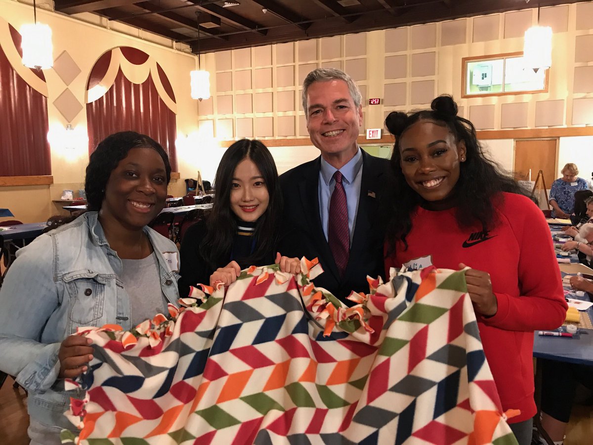 COOJoelM's tweet photo. White Plains Mayor @wpmayorroach and @BerkeleyCollege White Plains students helping with #ProjectLinus today! #CommunityService https://t.co/quvqCJXuNv