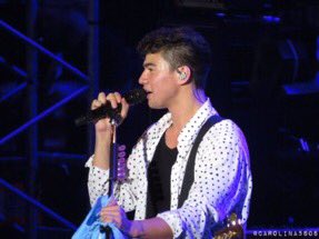 5SOSNoticias's tweet photo. Calum en el escenario del Luna Park #5SOSArgentina https://t.co/RHrtOEb5NU
