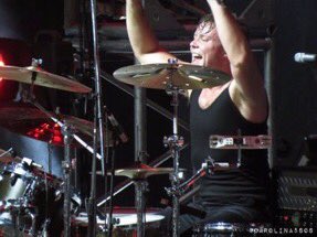5SOSNoticias's tweet photo. Ashton en el escenario del Luna Park #5SOSArgentina https://t.co/BcsgIkwSwt