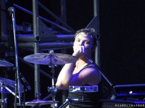5SOSNoticias's tweet photo. Ashton en el escenario del Luna Park #5SOSArgentina https://t.co/BcsgIkwSwt