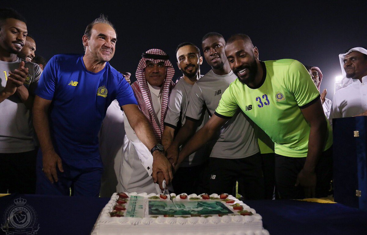 Sahlawi_m10's tweet image. 2
كما أشكرهم على تكريمهم الخاص لي بمناسبة تحقيقي هداف تصفيات آسيا المؤهلة لكأس العالم 2018 م ، و هذا الدعم المعنوي غير مستغرب على نجوم مثلهم