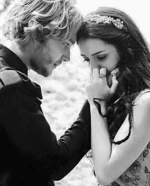 وأنا التي لو جئتَ تقطفُ من فؤداي وردةً
لملأتُ كفَّيكَ وحشوتُ صدرك بهجةً
وجريت في عيّنيّكَ شلالًا وجدولَ ماء
#حبايبنا 
#جنون_السلطان