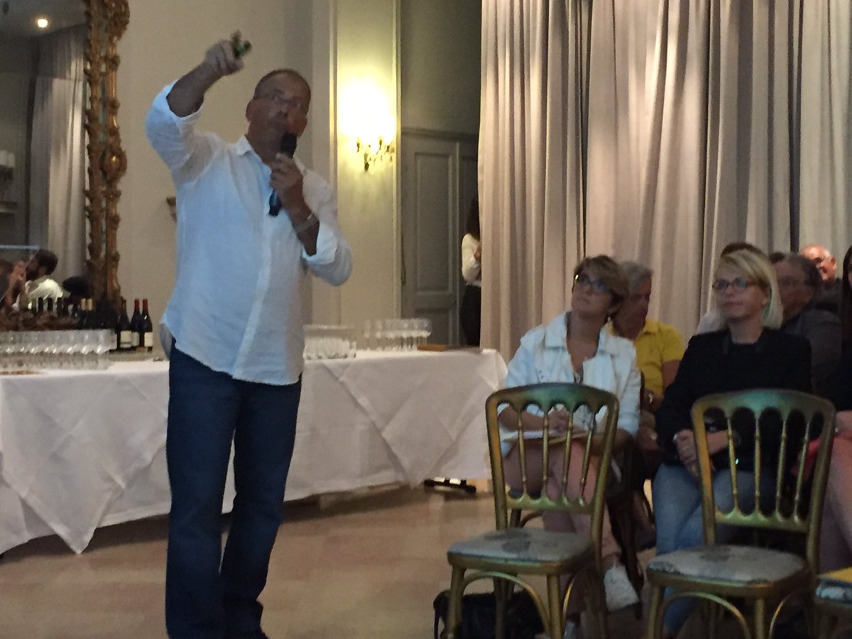 Stéphane présente #astragaleconnect de <a href="/stephastragale/">@astragaleconnect</a> au Lancement des Prix Vin &amp; Numerique