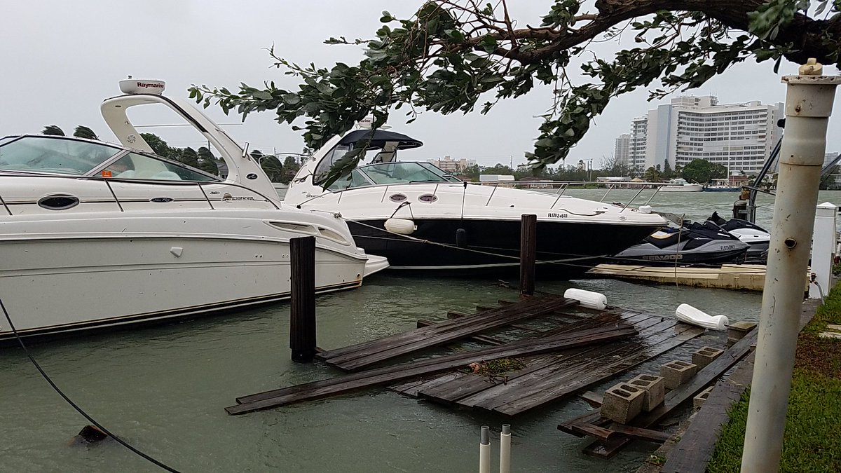 360Sundancer's tweet image. Fellow Boaters, you know what happens when you do not tie up your boat properly? #HurricaneIrma #Irma