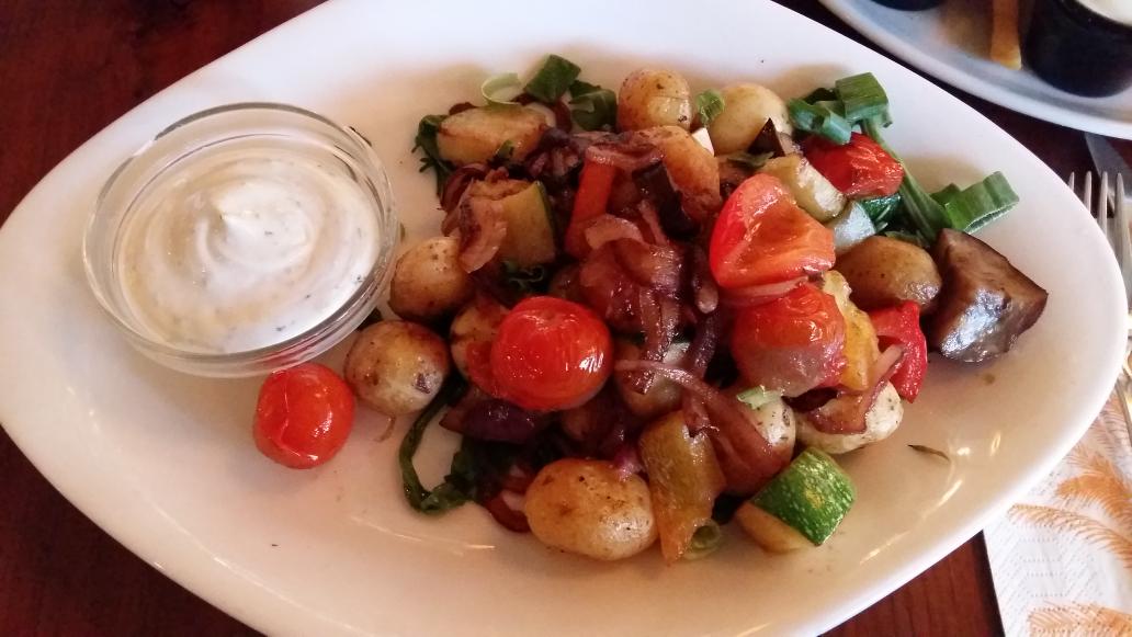TeddyMorphi's tweet photo. Dinner with fam 🤗 #ThanksForTheInventation #Yummy🍴🍸 https://t.co/1Y5u4o3IEG