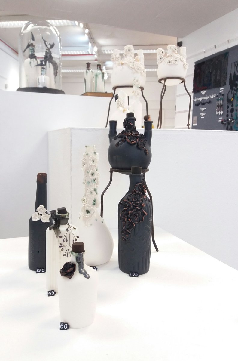 JillRCeramics's tweet photo. Set up for the #makersdozen #nottinghamsocietyofartistsgallery 12th _ 17th Sept. 13 contemporary artists . @designerEM https://t.co/PdjSDDkRB5