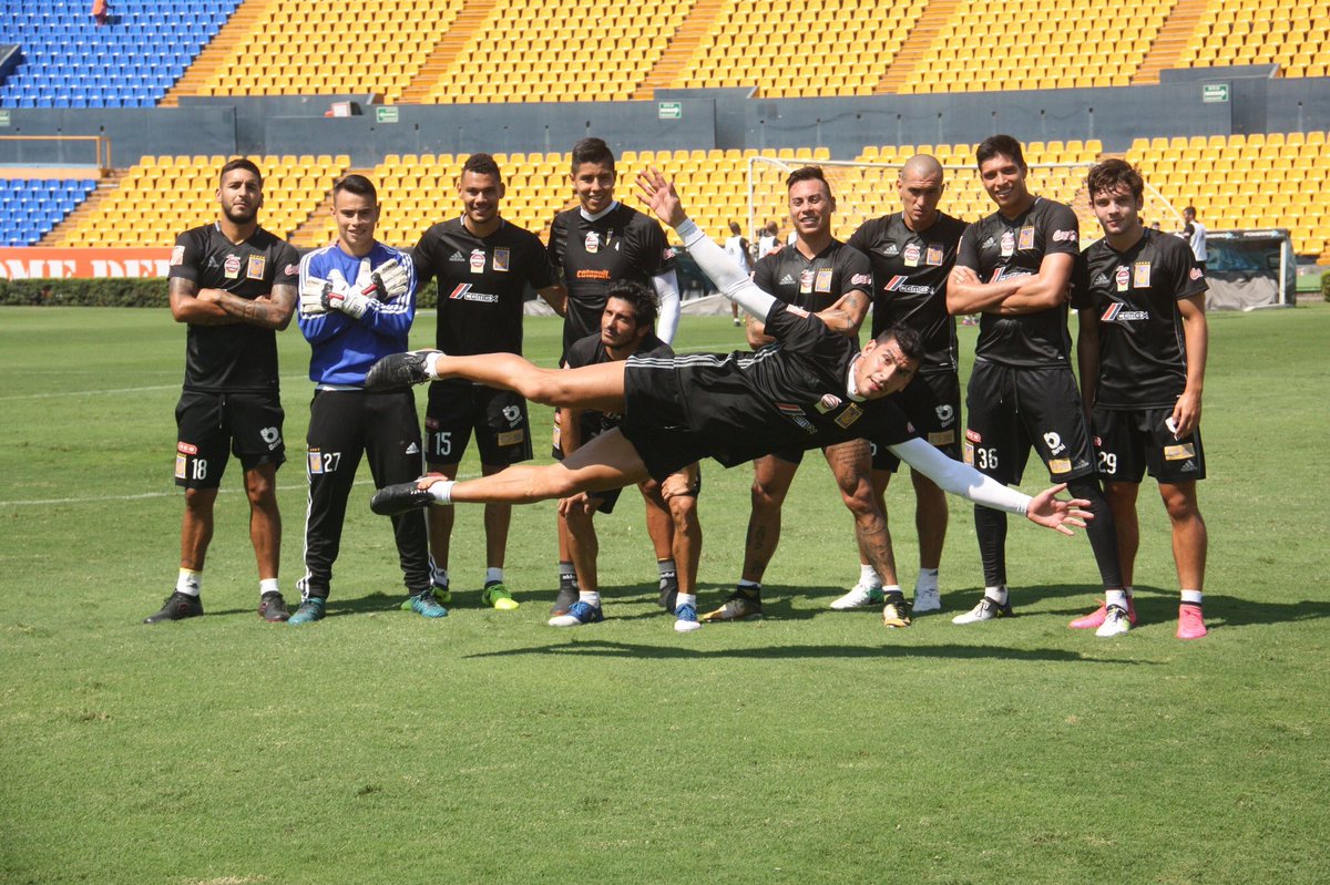 torresniloofi's tweet photo. Equipo ganador después de la cascarita @PatonGuzman @hugoac_4 @eduvargas_17 @ismasosa18 @DamianAl11 @TimotheeKolo https://t.co/5xlK7idCP9