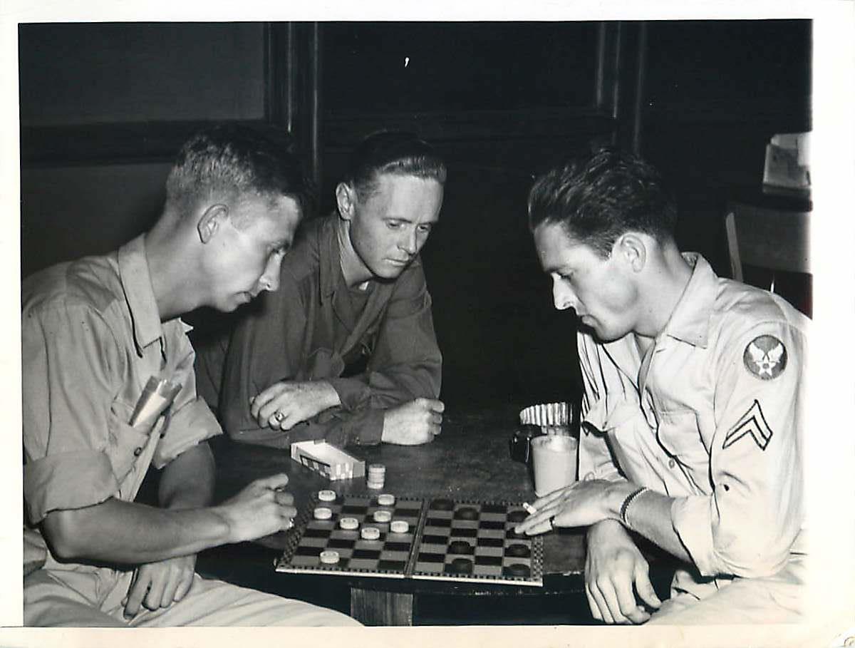 戦争と煙草の画像bot チェスを指すアメリカ兵 Ww2 T Co Bpzn4wjkuo 戦争と煙草の画像bot チェスを指すアメリカ兵 Ww2 T Co Bpzn4wjkuo
