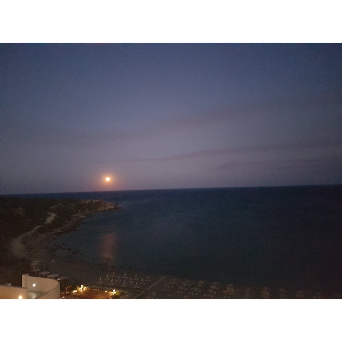 AkikiJoyce's tweet photo. Full Moon 🌕
#Notsunset #Notsunrise #Moonrise #Nofilter #Vacation #Greece #Rhodes https://t.co/nD03Eq2Lu5