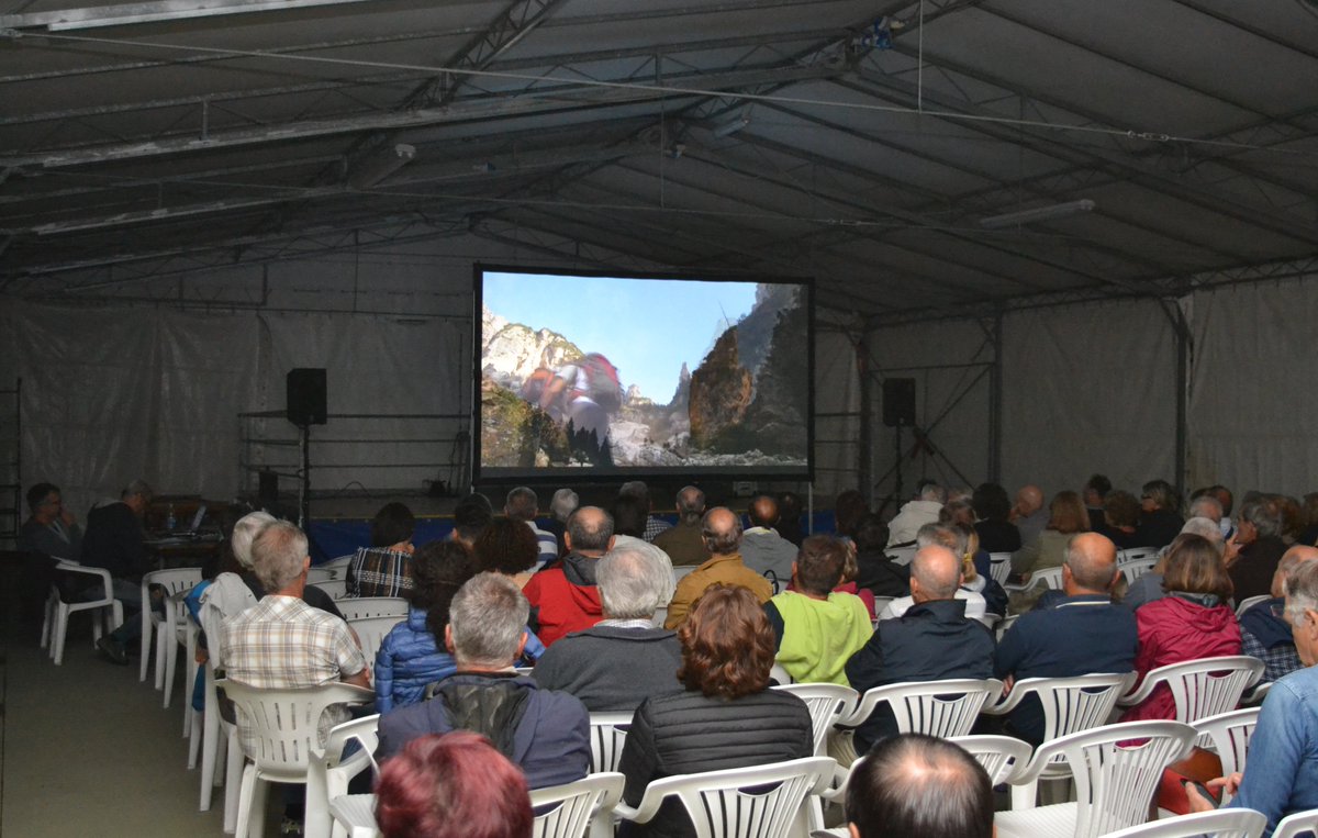 APSMONTAGNA's tweet photo. Ecco alcuni momenti della serata video svoltasi a  Collalto organizzata insieme al CAI di Pieve di Soligo. https://t.co/welecEuYZ7 https://t.co/LXQsdZlBSY