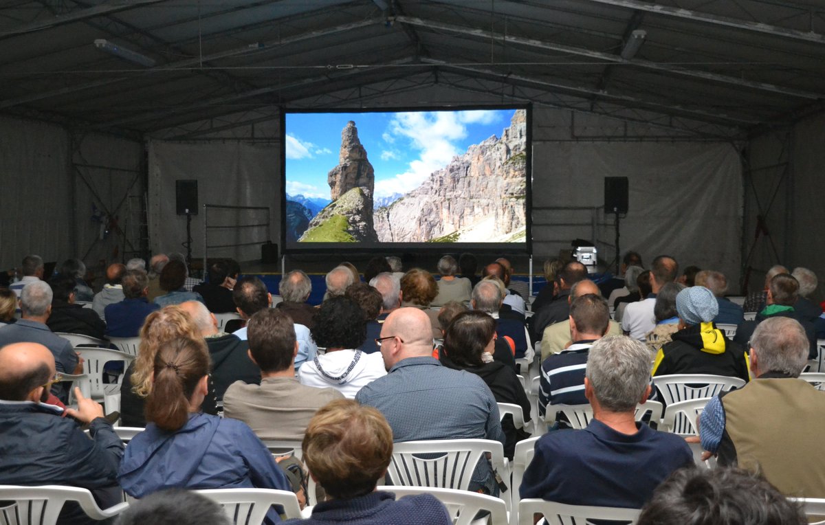 APSMONTAGNA's tweet photo. Ecco alcuni momenti della serata video svoltasi a  Collalto organizzata insieme al CAI di Pieve di Soligo. https://t.co/welecEuYZ7 https://t.co/LXQsdZlBSY