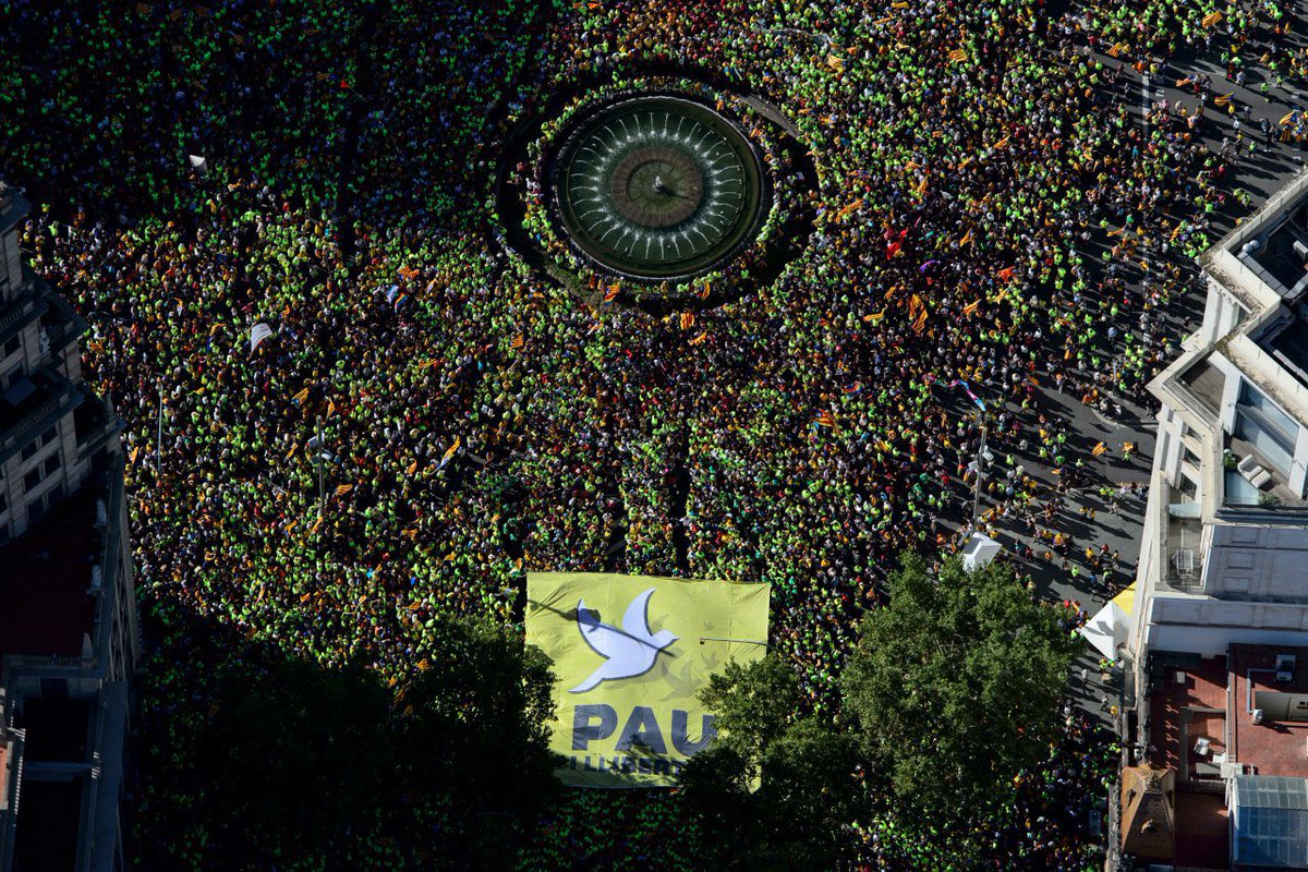assemblea's tweet photo. Gràcies a tothom per fer-ho possible. 
Especialment als voluntaris.
L'1-O més i millor!
#HolaRepública https://t.co/E9lyQ6PK75