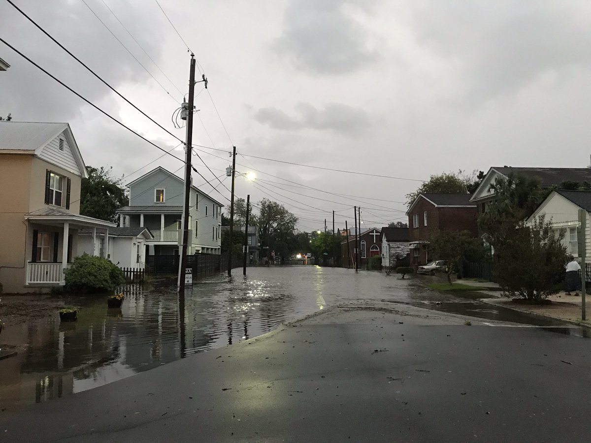 Bajlak's tweet photo. Ashely still not safe to pass through around Sumter, Fishburne. Taken at 7:45. #chswx #irma https://t.co/XKLLf5Fjs9