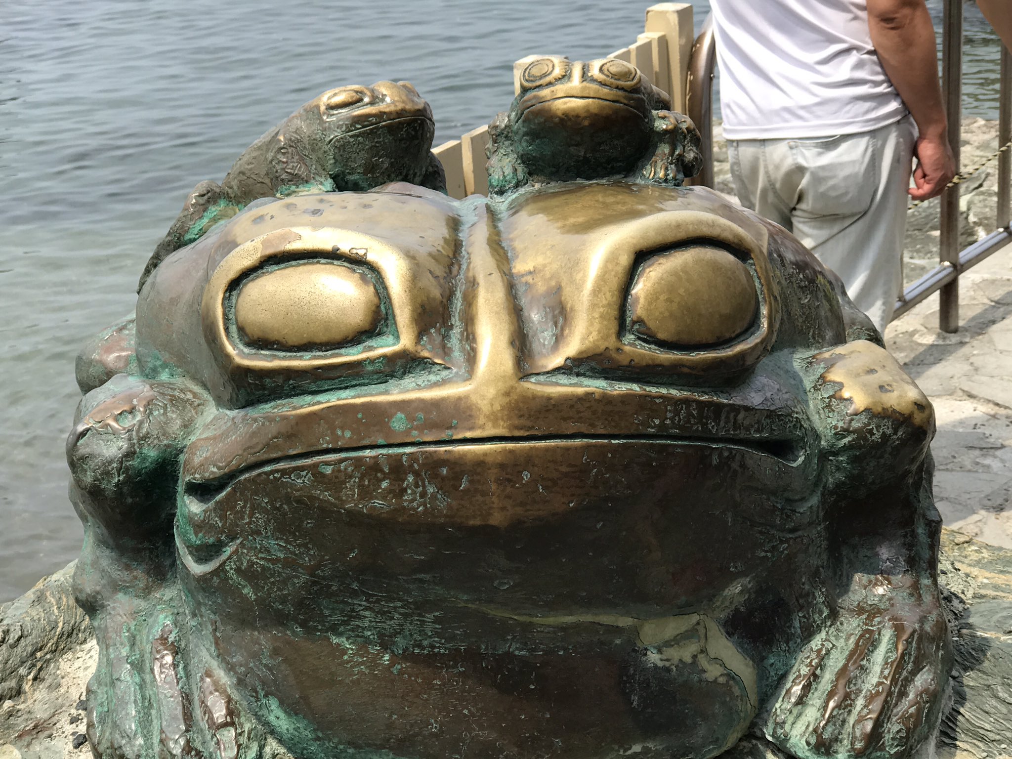 めと ななは 三重県の二見興玉神社の写真はここまで カエルだらけと言いましたが 夫婦岩も有名なので カエル像や岩 と共に観に行くのもいいかもです 近くのお土産屋さんで感動したカエルの置物もすごく良かったです T Co Doxxclwqfh