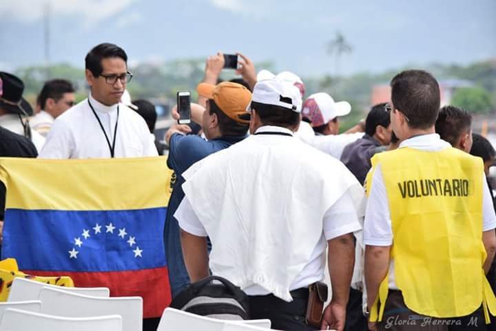 gloriaedithhm's tweet photo. Papa Francisco clama por Venezuela, padre bandera Venezuela en misa campal en Villavicencio  @deVillavicencio @pontifex_espan @ELTIEMPO https://t.co/hZifpr2gV0