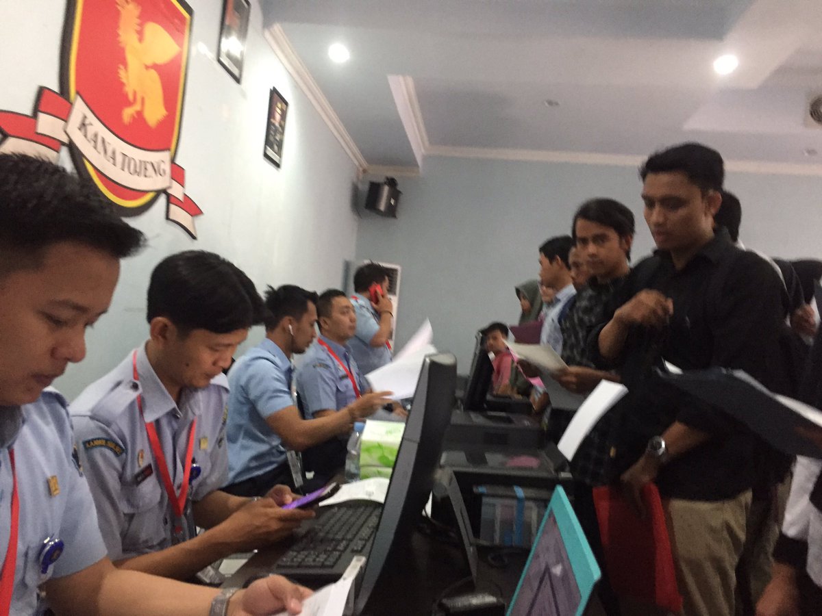 kemenkumsulsel's tweet photo. Verifikasi dokumen asli, pengukuran tinggi badan, dan pencetakan kartu ujian hari kedua di markas brimob https://t.co/0901GXnQ9T