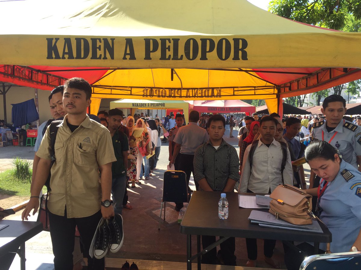 kemenkumsulsel's tweet photo. Verifikasi dokumen asli, pengukuran tinggi badan, dan pencetakan kartu ujian hari kedua di markas brimob https://t.co/0901GXnQ9T