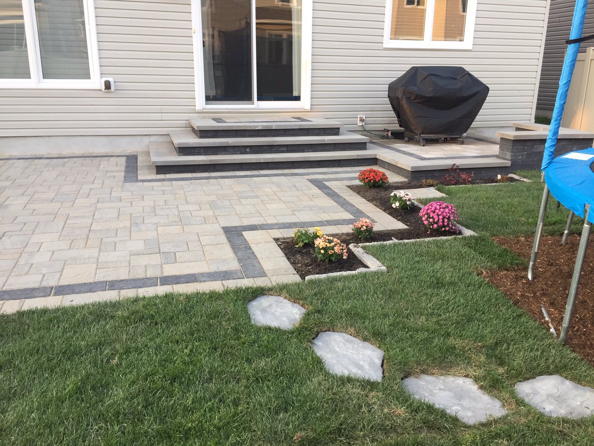RM_Landscape's tweet photo. Full backyard and front yard completed with Eva paver @techobloc @paverpete1 #techopros https://t.co/z3gckoz1Er