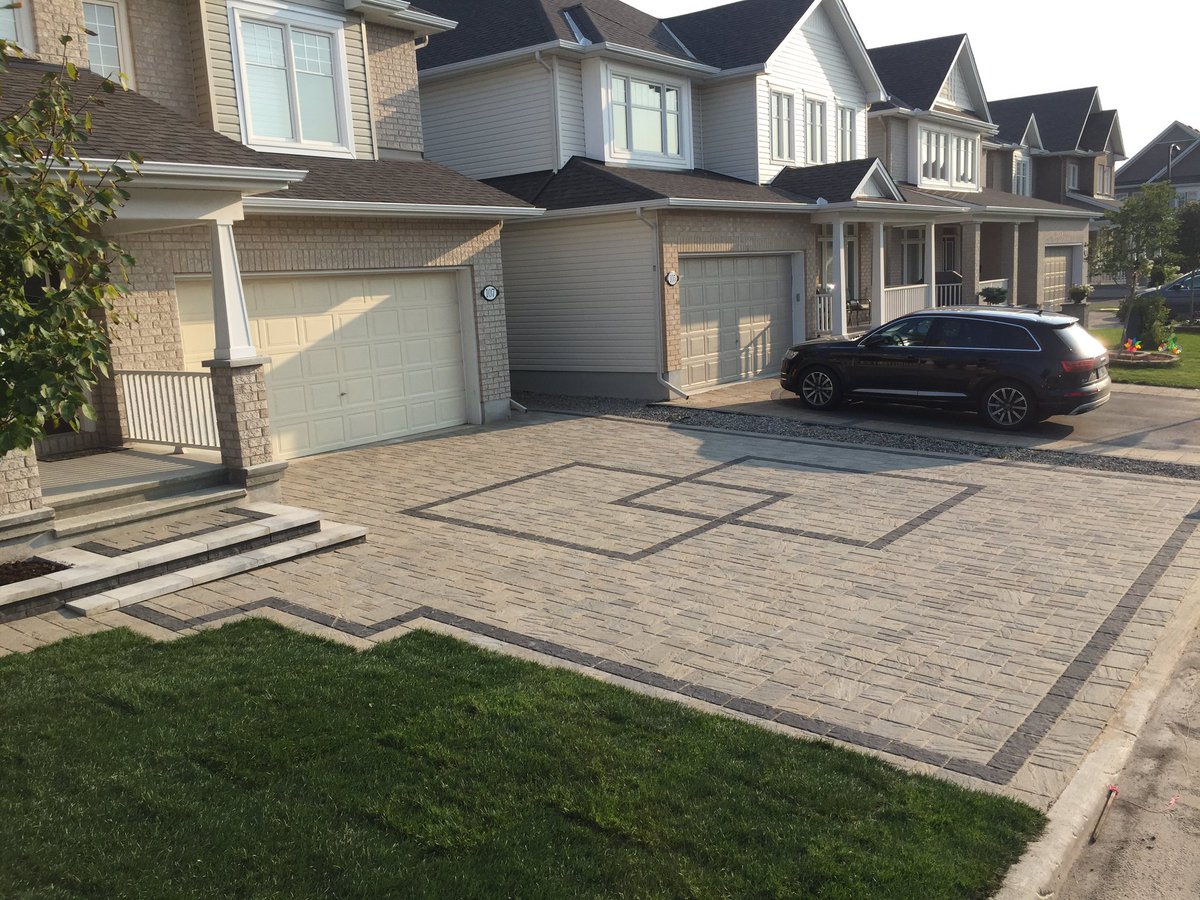RM_Landscape's tweet photo. Full backyard and front yard completed with Eva paver @techobloc @paverpete1 #techopros https://t.co/z3gckoz1Er