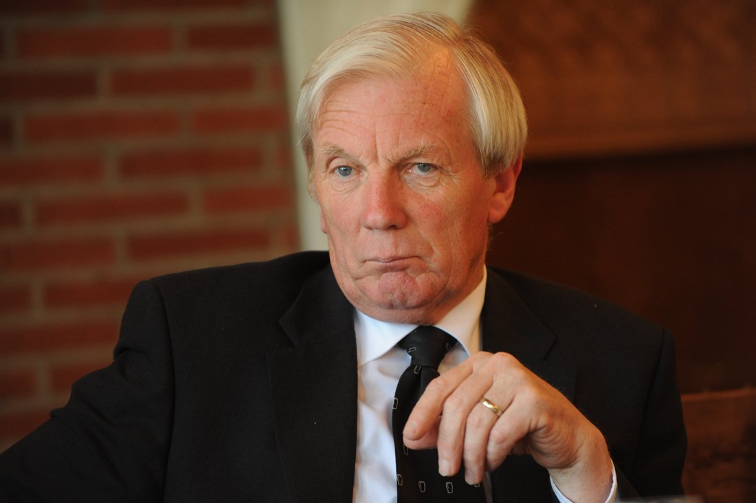 destandaard's tweet photo. Burgemeester Moeskroen dood aangetroffen aan kerkhof https://t.co/UPEEU6VP41 https://t.co/TzkL9adtXN