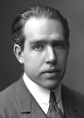 Es 1940 y los nazis han invadido Copenhague. El físico Niels Bohr se pasea nervioso por su laboratorio del Instituto de Física Teórica.