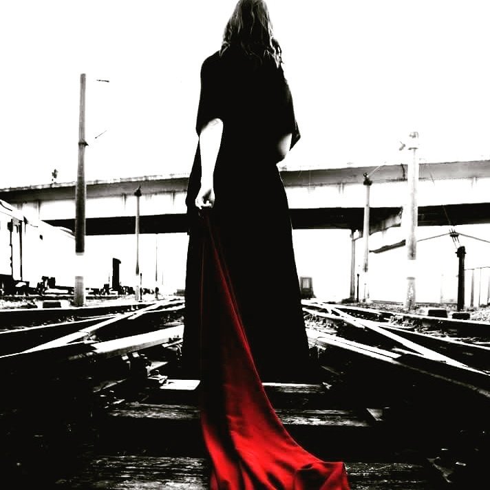 Derdimi tasamı almış gidiyorum derd tasa dolu yollarda
Nereye gidiyorum oda bir muamma
Bitmez senin derdin ey fâni dünyâ,
Sharmeen Nour Ukba