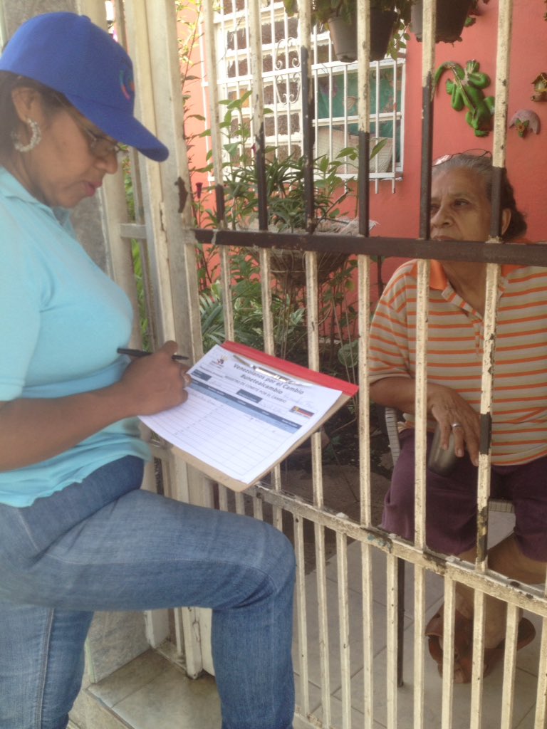 UNTCarabobo's tweet photo. Con @ReguloLugo en el Sur de Valencia construyendo Comité  de Democracia Social. Organizando para alcanzar la gobernación con Alejandro https://t.co/7QSrweVFmn
