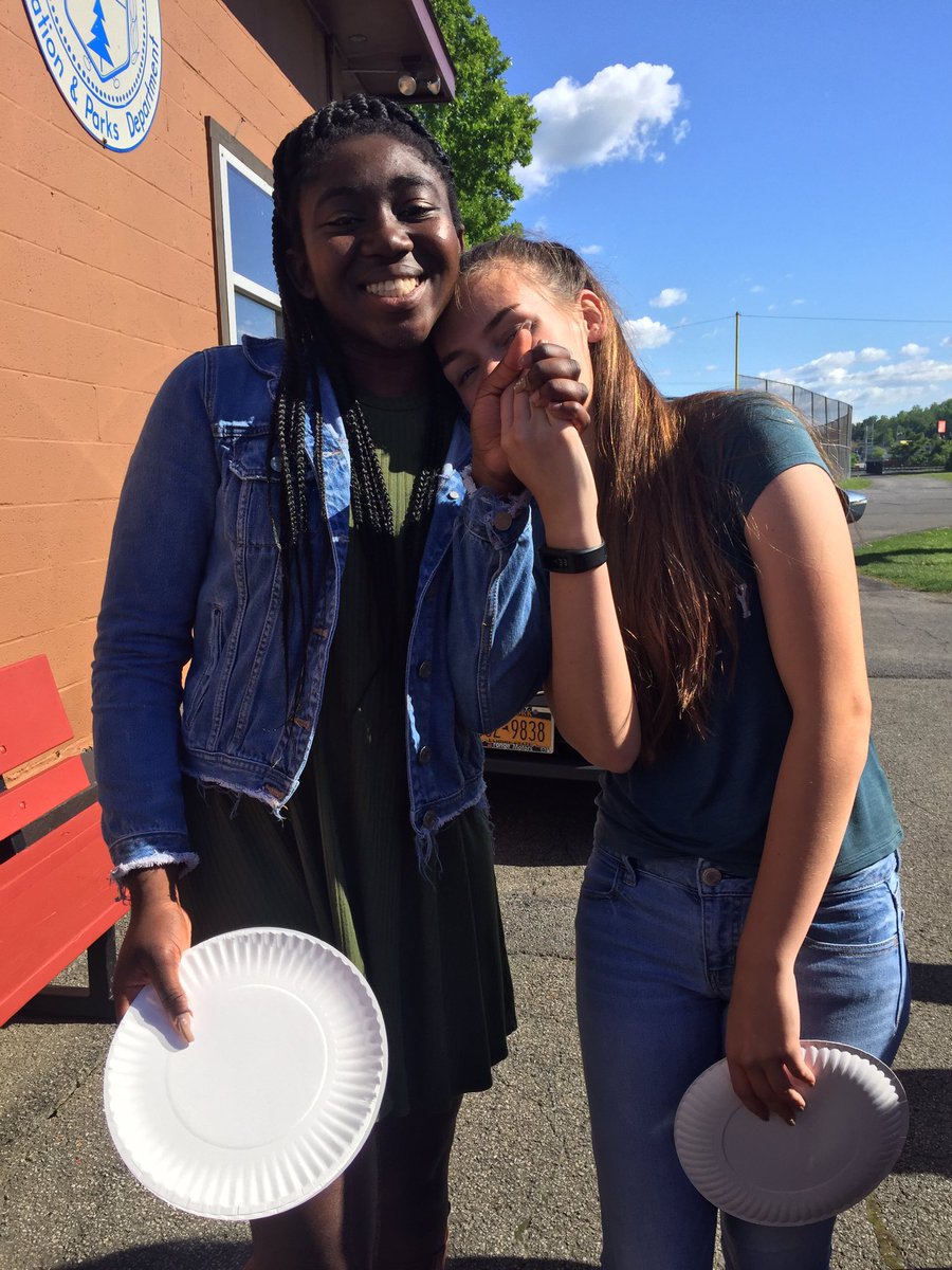 sampellegrinii's tweet photo. happy bday to the baddest binch i know 😉 love you so much #wealmosthadit @Daniellenimako7 https://t.co/Nzl2XDfPjd